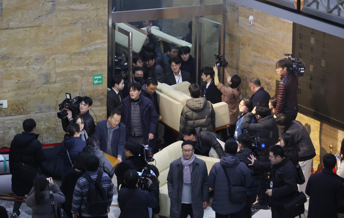 지난 4일 새벽 국회에서 더불어민주당 당직자들이 계엄군 진입을 막기 위해 집기 등으로 바리케이트를 치고 있다. ⓒ 연합뉴스