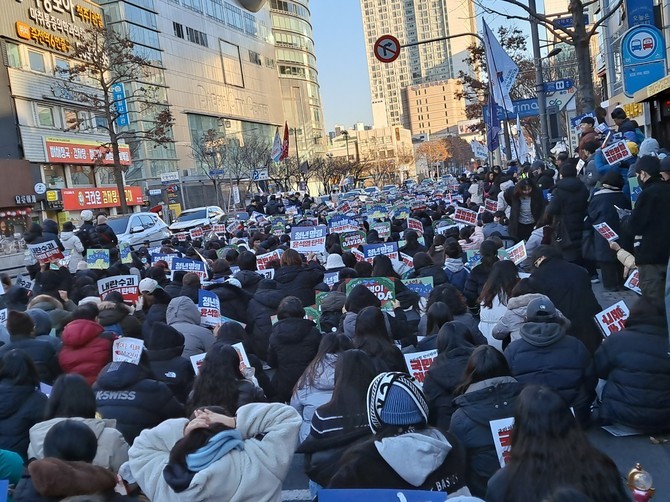 14일 오후 대구 동성로 거리에 마련된 대형 스크린을 통해 시민들이 박찬대 더불어민주당 원내대표 발언을 듣고 있다. ⓒ 프라임경제