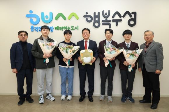 대구 수성구는 지난 12일 2025학년도 대학수학능력시험에서 대구지역 공동 수석과 공동 차석을 차지한 지역 학생들을 축하하고 격려하는 간담회를 가졌다. 이날 간담회에 대구지역 공동수석 강동훈(경신고), 허지훈(능인고) 학생과 공동차석인 김민찬(경신고), 이성민(능인고) 학생이 참석했다.ⓒ 대구 수성구