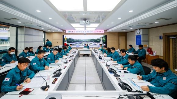 지난 15일 이병환 군수 주재로 긴급 간부회의를 개최해 지역의 민생안정 및 지역경제 활성화 비상대책을 마련하고 발표했다. ⓒ 성주군