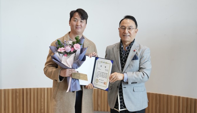 지난 14일 한국문인협회 천안지부(지부장 김다원)가 주최한 고려 태조 왕건 스토리 전국 공모전에서 변기돈 씨가 '왕좌의 장군' 대상을 수여 후 기념촬영을 하고 있다. ⓒ 천안시