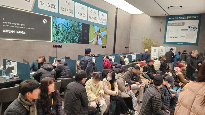 '브레인시티 푸르지오' 견본주택에 내방객들이 북적이고 있다. © 대우건설