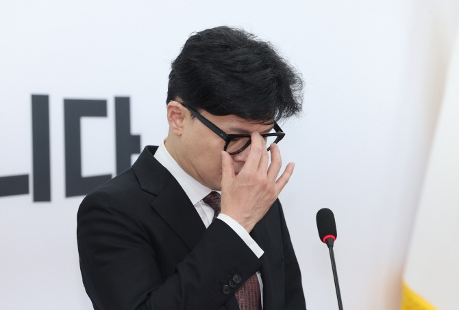 국민의힘 한동훈 대표가 16일 오전 서울 여의도 국회에서 기자회견을 하며 안경을 고쳐쓰고 있다. ⓒ 연합뉴스