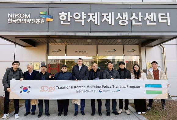우즈베카스탄 보건부 고위급이 한국한의약진흥원 한약제제생산센터를 방문해 기념 촬영을 하고 있다. ⓒ 한국한의약진흥원