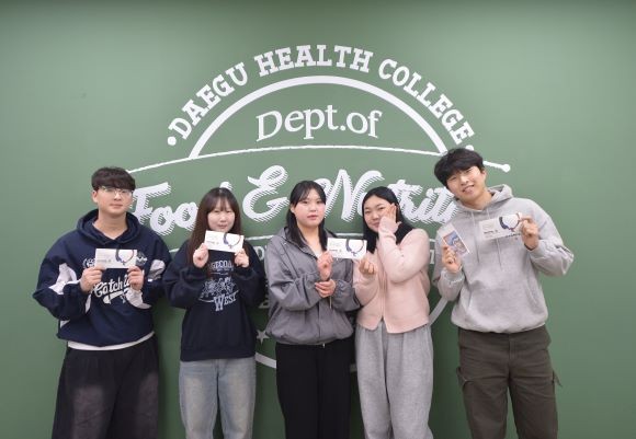 지난 13일 미래관 식품영양학과 강의실 506호에서 '대구학교급식 홍보 숏폼 영상 공모전'에서 우수상과 장려상을 수상한 식품영양학과 1학년 학생들이 기념촬영을 하고 있다. (왼쪽부터 장려상을 수상한 식품영양학과 1학년 장지욱, 김예진 학생, 우수상을 수상한 송유정, 윤다영 학생, 장려상을 수상한 이상윤 학생) . ⓒ 대구보건대학교