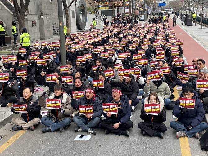 16일 MG손보 노조가 메리츠화재 우선협상대상자 지정을 두고 조합원의 단결을 촉구하는 문구가 적힌 피켓을 들고 있다. = 김정후 기자