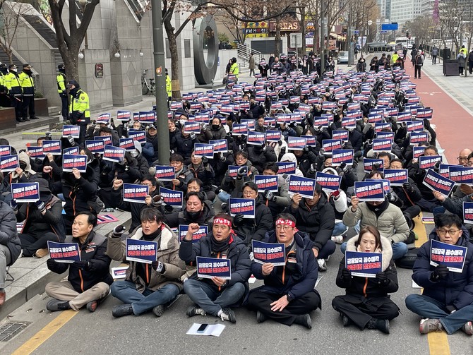 16일 MG손보 노조가 메리츠화재 우선협상대상자 지정을 두고 금융위를 비판하는 문구가 적힌 피켓을 들고 있다. = 김정후 기자
