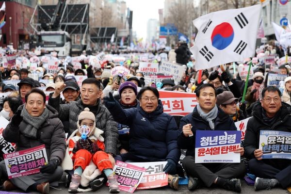 강기정 시장과 광주시민들이 윤석열 대통령에 대한 두 번째 탄핵소추안 국회 표결이 이뤄지는 14일 오후 광주 동구 금남로에서 열린 '윤석열 정권 즉각 퇴진 광주비상행동'의 광주시민총대회에서 탄핵 촉구 구호를 외치고 있다. ⓒ 연합뉴스