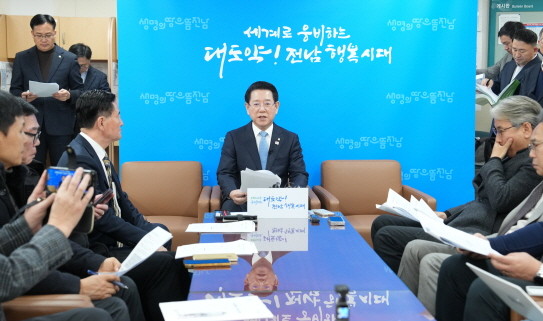 김영록 전라남도지사가 16일 오후 도청 기자실에서 기자간담회를 갖고 대통령 탄핵소추에 따른 긴급 민생안정대책을 밝히고 있다. ⓒ전남도