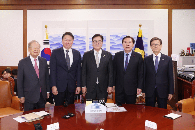 17일 국회 의장실에서 열린 경제단체장 간담회에 (왼쪽부터) △손경식 한국경영자총협회 회장 △최태원 대한상공회의소 회장 △우원식 국회의장 △김기문 중소기업중앙회 회장 △윤진식 한국무역협회 회장이 참석해 기념 사진을 촬영하고 있다. ⓒ 국회