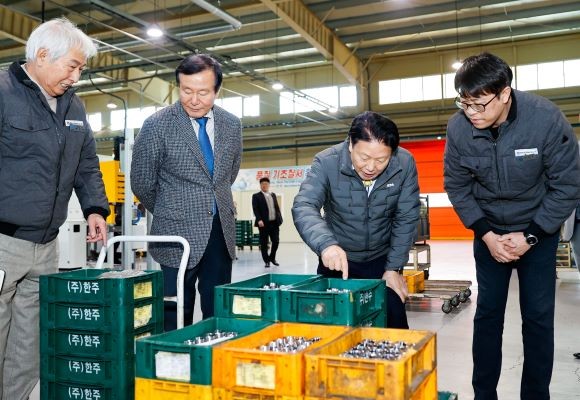 이병환 성주군수가 2024년 지역발전 우수기업 (주)한주를 방문해 생산제품을 살펴보고 있다. ⓒ 성주군