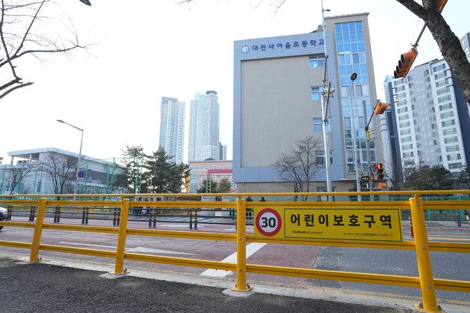 한국타이어가 새여울초등학교 어린이보호구역에 방호울타리를 설치했다. ⓒ 한국타이어