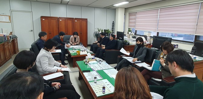 지난 17일 산업경제위 회의실에서 '충북도 민생안정특별대책반 운영에 따른 산업경제위원회 소관부서 간담회'를 개최했다. ⓒ 의회사무국