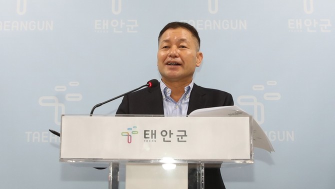 18일 군청 브리핑실에서 정례브리핑 중인 조용현 해양치유센터 소장. ⓒ 태안군