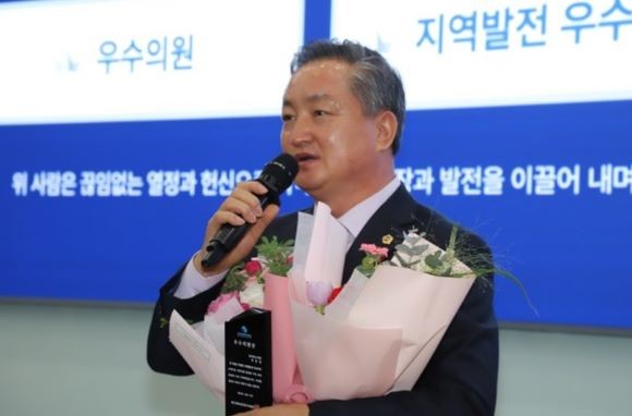 이동업 경북도의원이 지난 17일 대구 엑스코에서 열린 '2024정기총회 및 광역우수의원' 시상식에서 우수의원으로 선정됐다. ⓒ 대구경북인터넷기자협회