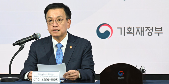 최상목 경제부총리 겸 기획재정부 장관이 18일 서울 중구 프레스센터에서 열린 합동 외신기자 간담회에서 발언하고 있다. ⓒ 연합뉴스
