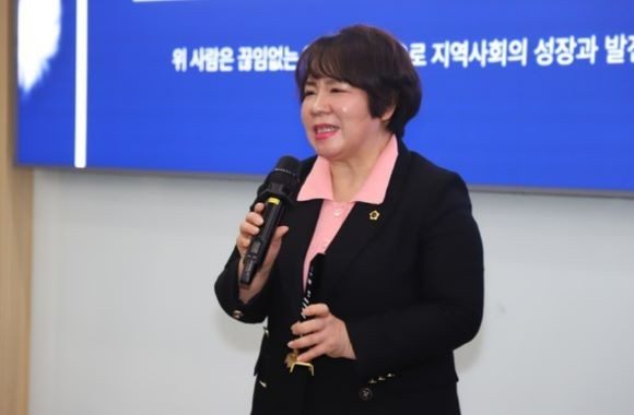 김정옥 대구시의원이 지난 17일 대구 엑스코에서 열린 '2024정기총회 및 광역우수의원' 시상식에서 우수의원으로 선정됐다. ⓒ 대구경북인터넷기자협회