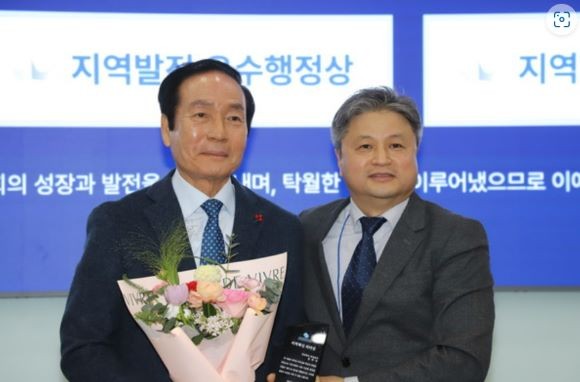 김주수 의성군수(왼쪽)가 대구경북인터넷기자협회가 선정한 '지역혁신 리더상'을 수상한 후 대구경북인터넷기자협회 이성현 회장과 기념촬영을 하고 있다. ⓒ 대구경북인터넷기자협회