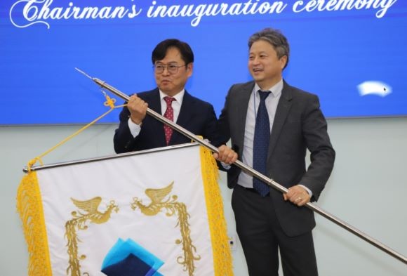 17일 대구경북인터넷기자협회 회장 이·취임식에서 전임 회장인 이성현(오른쪽) 브레이크뉴스 대구본부장이 강승탁 제8대 회장에게 협회기를 넘겨주고 있다. ⓒ 대구경북인터넷기자협회
