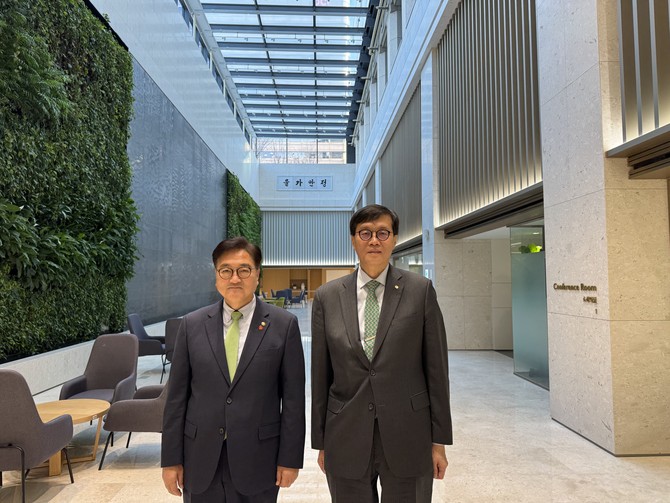 우원식 국회의장(왼쪽)이 19일 서울 한국은행 본관을 방문해 이창용 한국은행 총재와 기념촬영하고 있다. ⓒ 한국은행