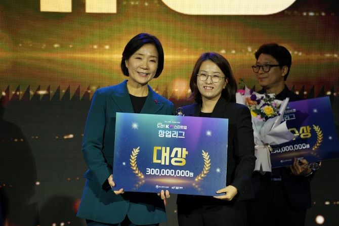 (왼쪽부터) 오영주 중소벤처기업부 장관, 장진아 대표가 기념 촬영을 하고 있다. ⓒ 여성기업종합지원센터