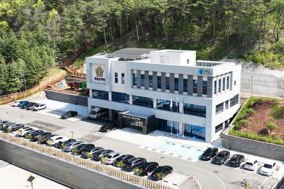 청송군의회가 국민권익위원회에서 실시한 2024년 공공기관 종합청렴도 평가에서 종합청렴도 2등급을 달성하며 전국 기초군의회의 모범으로 우뚝 섰다. 사진은 청송군의회 전경. ⓒ 청송군의회