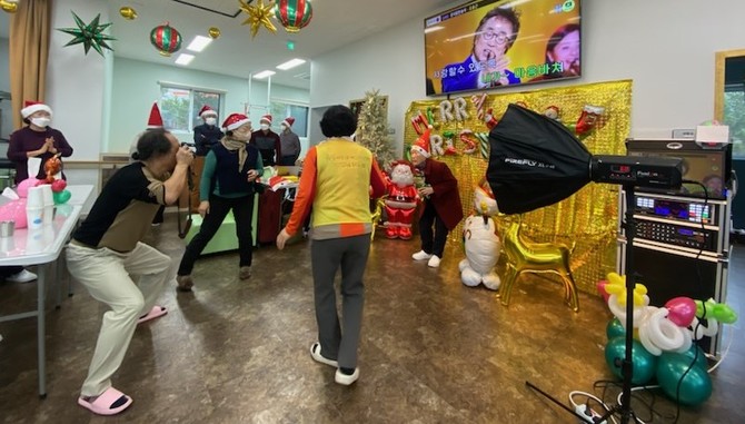 20일 금빛사랑주야간보호센터에서 어르신들을 위한 재능기부 행사를 개최하고 있다. ⓒ 보령시