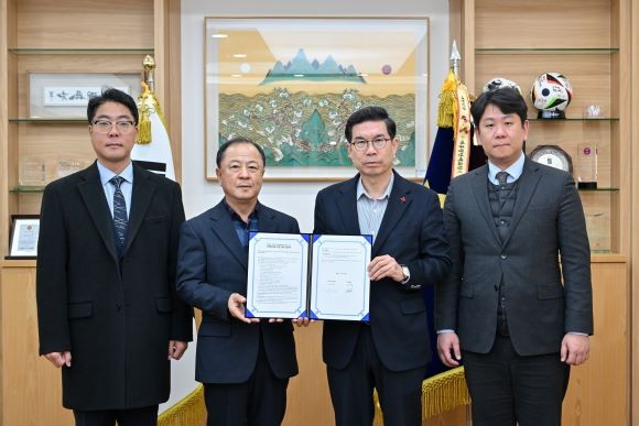 지난 19일 영덕군은 관내 고급 휴양시설 운영을 앞둔 파나크와 상생발전을 위한 협약을 맺었다. ⓒ 영덕군