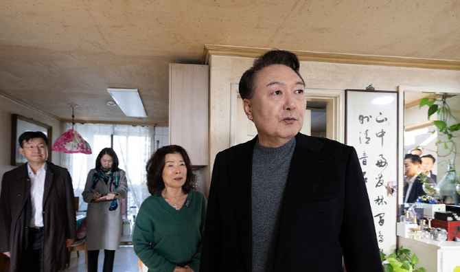 올해 1월 윤석열 대통령이 1기 신도시의 낡은 아파트를 방문해 주민의 고충을 듣고 있다. © 연합뉴스
