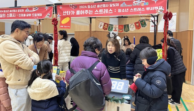 지난 21일 세종시 달빛로에서 청소년과 시민 등이 참여한 가운데 '청소년 송년행사 달빛제'에서 문화 공연·체험부스 등을 선보였다. ⓒ 세종시