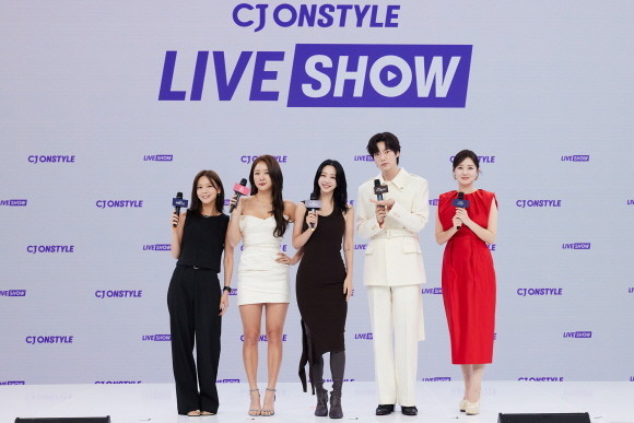 CJ온스타일 모바일 라이브쇼 신규 프로그램 MC 5인. (왼쪽부터)가수 선예, 소유, 배우 한예슬, 안재현, 방송인 김소영. © CJ온스타일