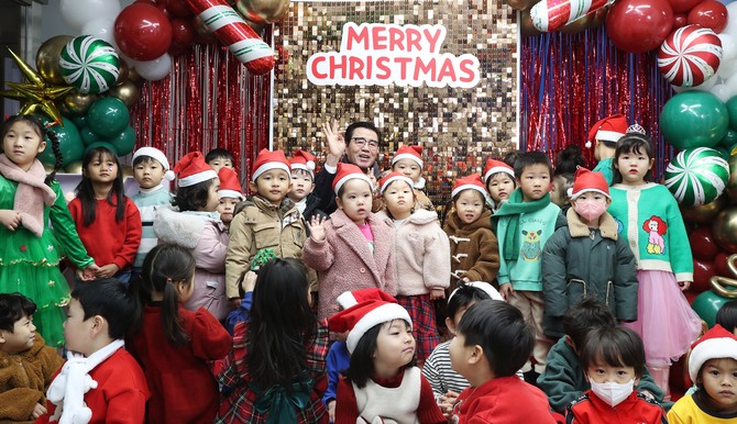 김동일 보령시장이 23일 보령시청 1층 로비에서 '이공사오 청년창업 성과나눔 마켓'을 성공적으로 개최 후 어린이와 함께 기념촬영을 하고 있다. ⓒ 보령시