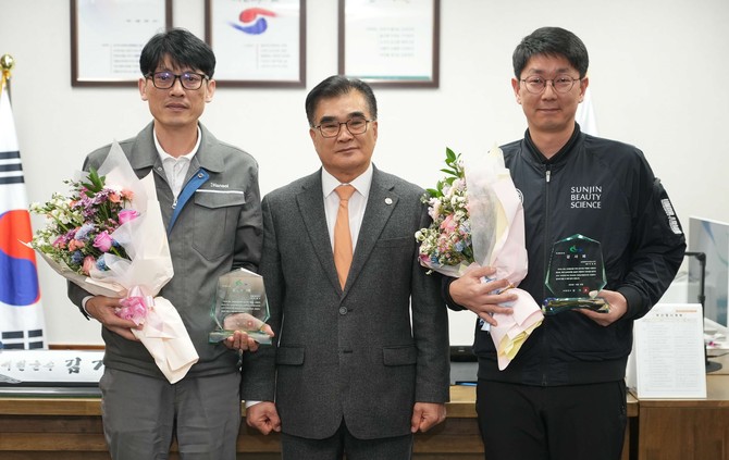 지난 20일 성실한 납세 문화를 확립하고자 '2024년 지방세 유공납세법인'에게 감사패를 수여 후 기념촬영을 하고 있다. ⓒ 서천군