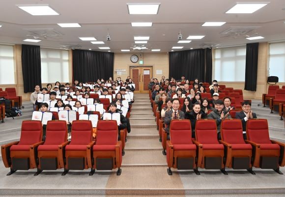 경북교육장학회는 23일 경북교육청연수원 소강당에서 장학금 수여식을 열고 도내 초·중·고등학생 168명에게 총 1억1630만원의 장학금을 전달했다. ⓒ 경북교육장학회
