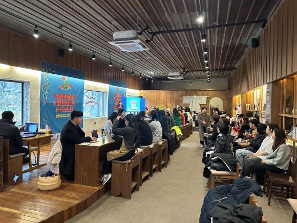 상주 함창명주 리브랜딩 컨소시엄이 지난 21일 경천서림과 명주정원에서 청년 로컬크리에이터 육성을 위한 민·관·학 거버넌스 협약 및 장인학교 성과공유회를 개최해 수료생들의 우수사례를 발표하는 자리를 마련했다. ⓒ 상주시