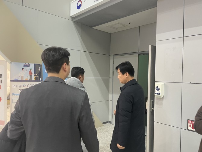 29일 제주항공 참사 소식에 박균택 더불어민주당(광주 광산갑) 의원이 무안국제공항을 찾아 둘러보고 있다. =강경식 기자