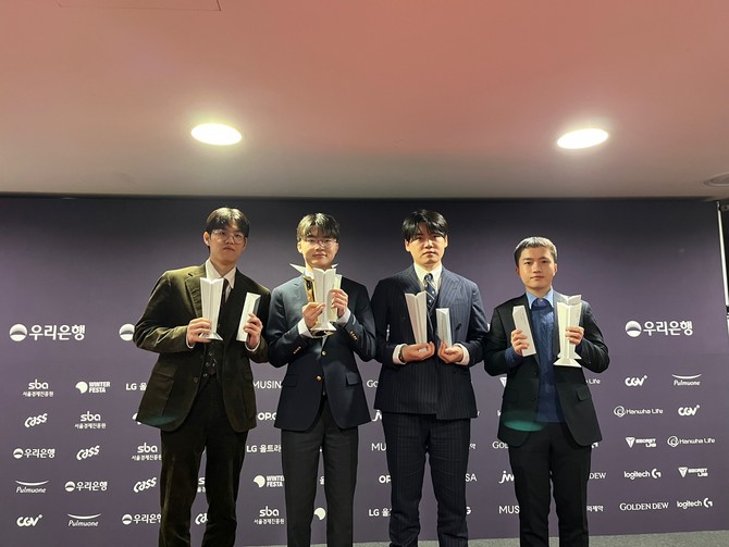 행사 후 기자회견에서 포즈를 취하고 있는 '오너' 문현준, '페이커' 이상혁, '구마유시' 이민형, '케리아' 류민석 선수. =최민경 기자