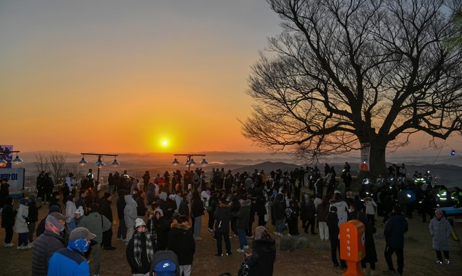 성흥산 가림성에서 바라본 을사년 첫 해. ⓒ 부여군