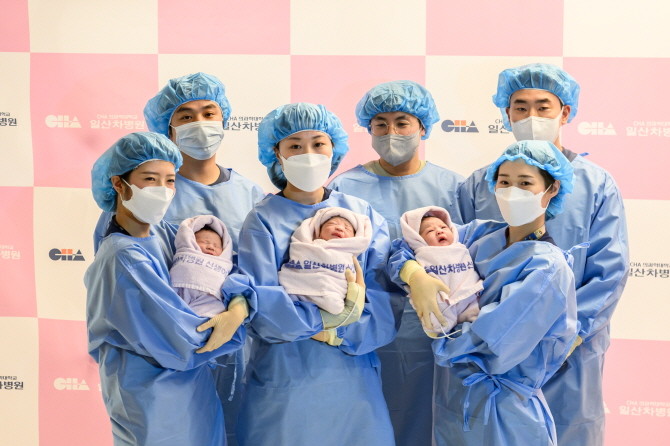 새해 첫날 일산차병원에서 태어난 아기를 간호사들이 안고 있다. 뒷줄 오른쪽부터 아기 아빠 강우석, 이효영, 박준수 씨. © 차병원