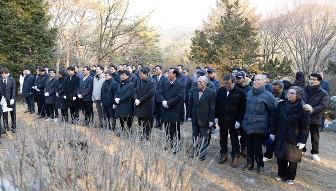 김돈곤 청양군수가 지난 1일 대치면 충혼탑에서 보훈단체 긍과 함께 '2025년 신년 참배'를 하고 있다. ⓒ 청양군