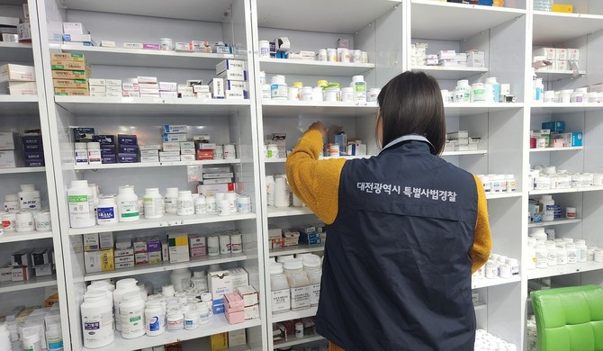 대전시 특사경이 약사법 위반 약국 3곳을 적발해 단속하고 있다. ⓒ 대전시