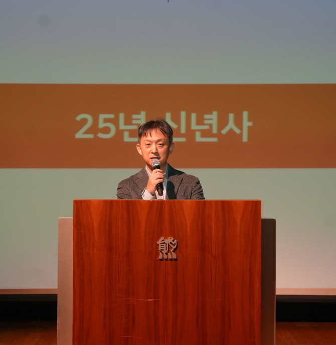 박성수 대웅제약 대표가 시무식에서 신년사를 발표하고 있다. © 대웅제약