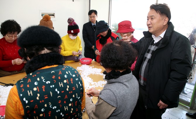 김영환 충청북도지사는 2025년 새해 첫 공식 일정으로 청주시 내덕동에 위치한 '일하는 밥퍼' 현장을 찾아 따뜻한 행보로 한 해를 시작했다. ⓒ 충북도