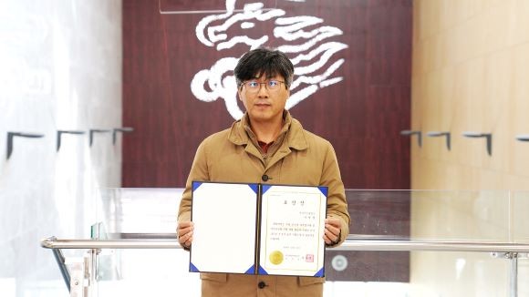 한국산업인력공단 이사장 표창을 수상한 이명섭 소프트웨어융합과 교수. ⓒ 영남이공대학교