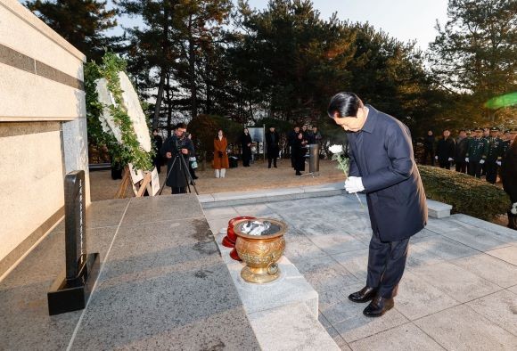 이병환 성주군수가 충혼탑에서 군민의 화합과 안녕을 기원하며 헌화하고 있다. ⓒ 성주군