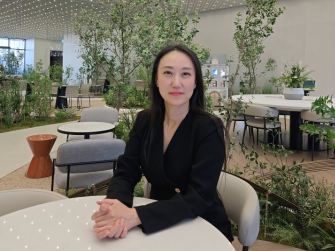 '더샵갤러리' 전시관의 이은숙 관장. = 박선린 기자
