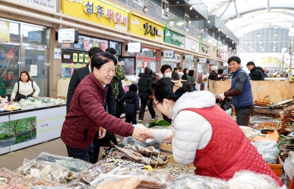 이병환 성주군수가 전통시장을 찾아 상인들과 현장 소통을 하고 있다. ⓒ 성주군