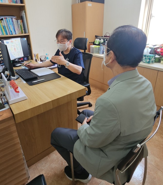 근감소증 환자와 상담하는 모습. ⓒ 온종합병원