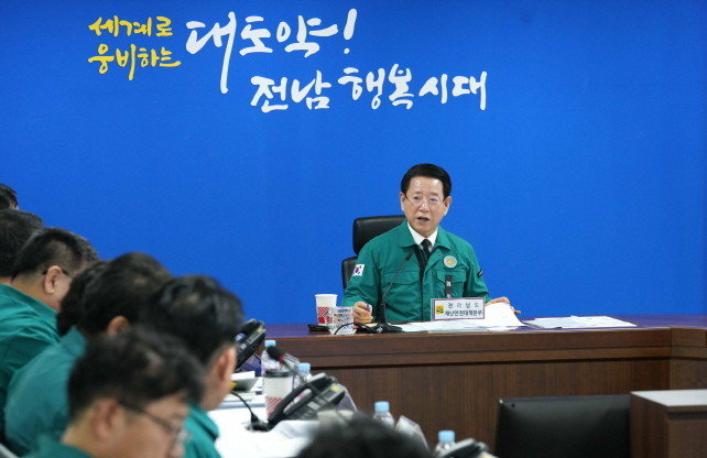 김영록 전라남도지사는 6일 도청 재난종합상황실에서 제주항공 여객기 사고 대책회의를 주재하고 있다. ⓒ 전남도