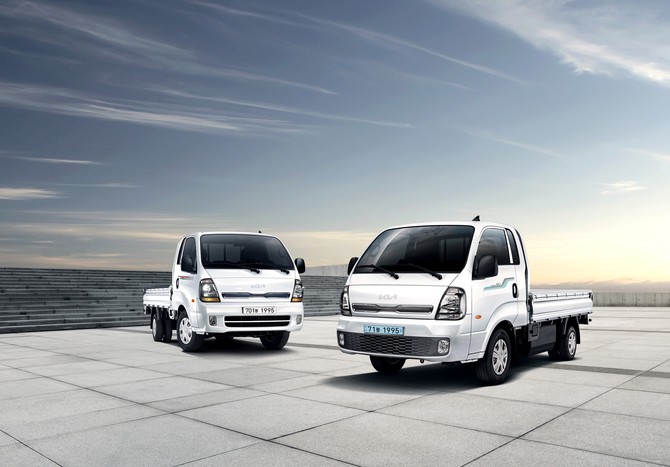 왼쪽부터 봉고 LPG 터보 1톤 2WD 초장축 킹캡 스마트 셀렉션 트림, 봉고 EV 1톤 2WD 초장축 킹캡 스마트 셀렉션 트림. ⓒ 기아